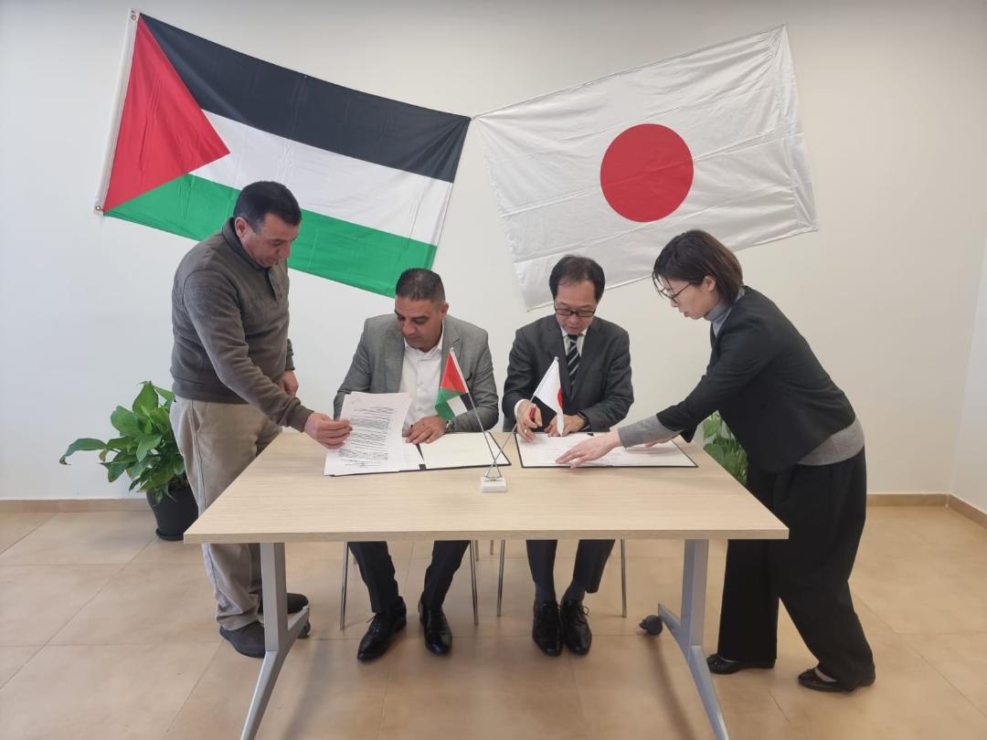 جانب من توقيع المنحة